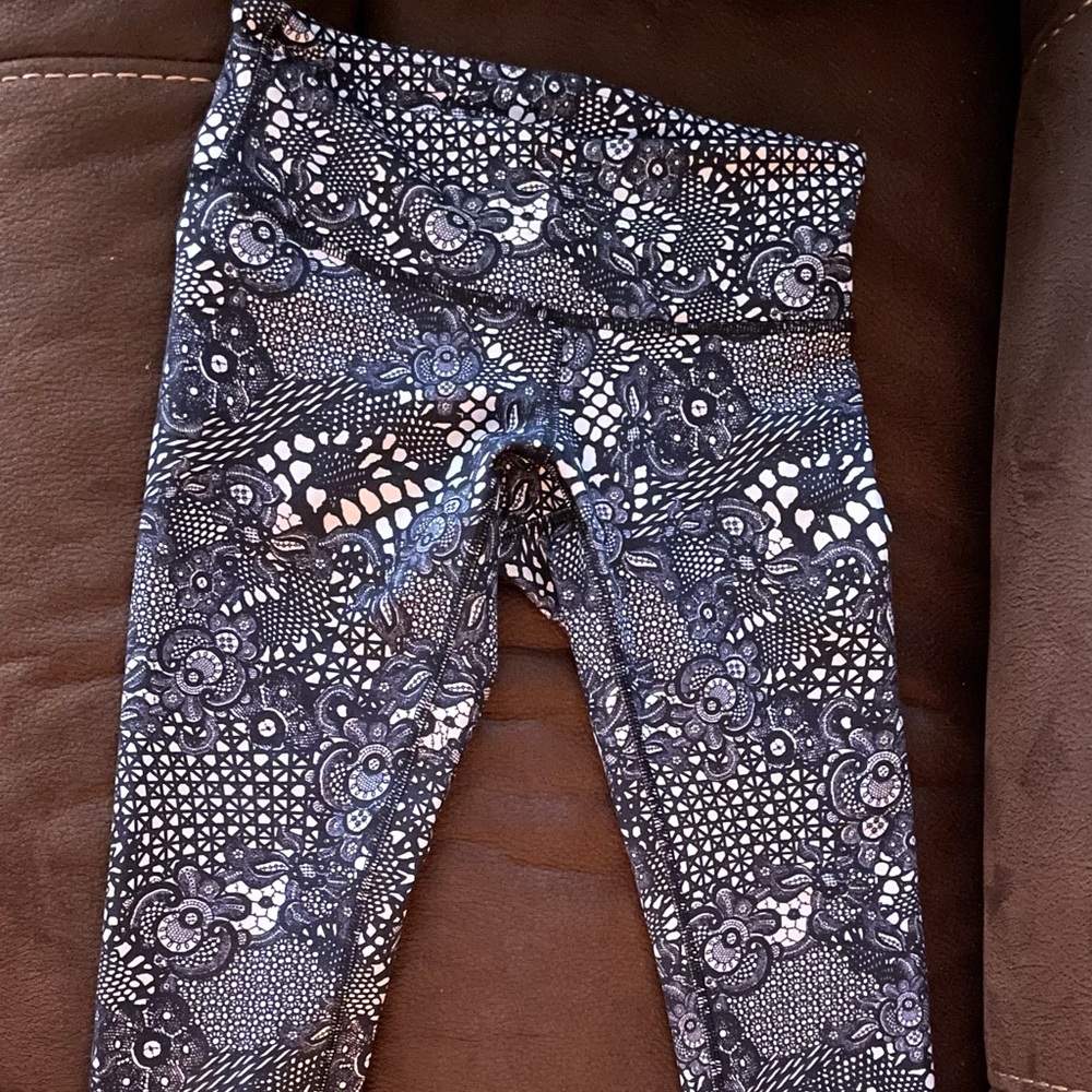 Lululemon Wunder Under crops
